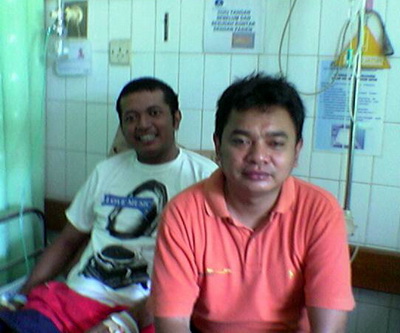 Almarhum (sebelah kiri) saat di-bezoek rekan-rekan seangkatan.