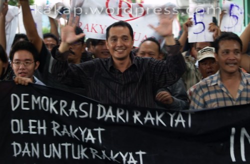 Fitradjaja bersama pendukung: DEMOKRASI dari RAKYAT, oleh RAKYAT, dan untuk RAKYAT.