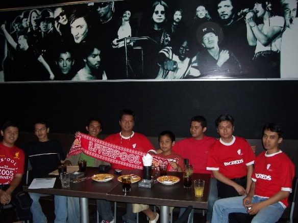 Peserta nobar pertama BIGREDS di Surabaya. Abi, tengah bawa syal, Ferhat yang paling kanan