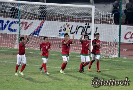 Wajah sumringah saat victory lap saat memastikan ke final. Evan Dimas (kapten) kedua dari kiri