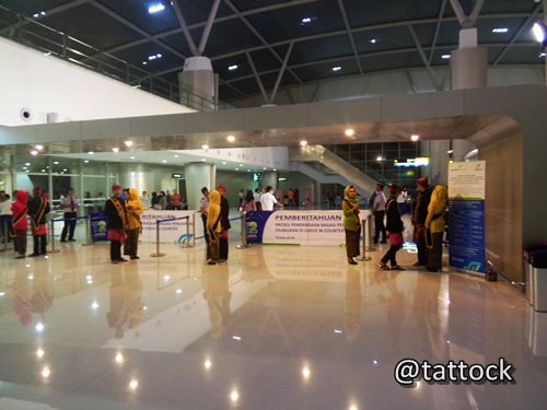 Gus dan Yuk Sidoarjo menyambut di pintu untuk check in