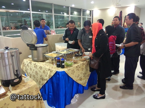 Alhamdulillah, masih kebagian bubur ayam seremoni pembukaan ...