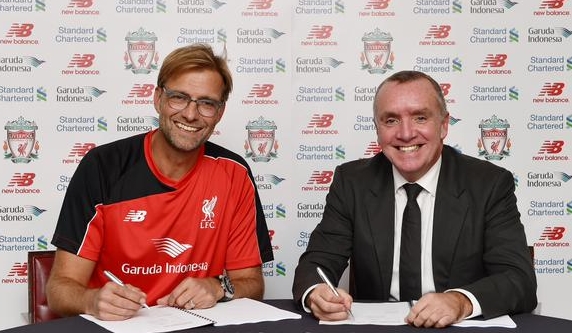 Momen bersejarah. Jurgen Klopp sebagai orang ke 22 yang pernah menjabat sebagai Manager Liverpool FC. Dan menyenangkannya untuk mengenang: GARUDA INDONESIA tampil di foto bersejarah ini. 